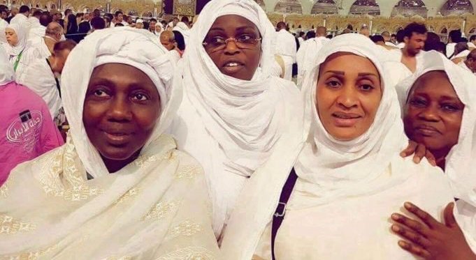  (02) Photos : La Première Dame, Marème Faye Sall, en mode Umrah