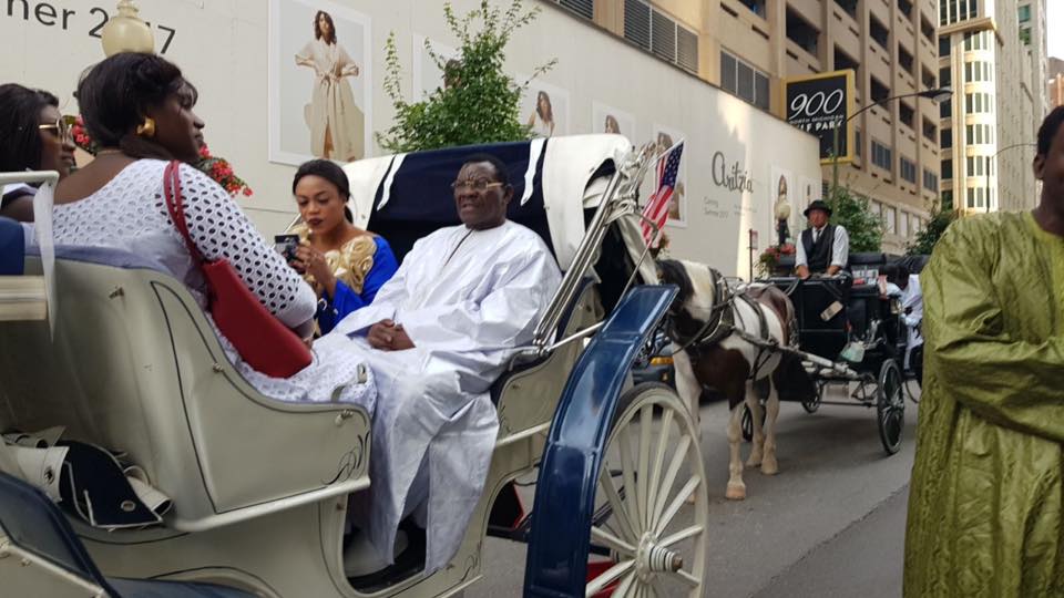 6 photos : Cheikh Bethio en parade avec ses 3 femmes à Chicago...