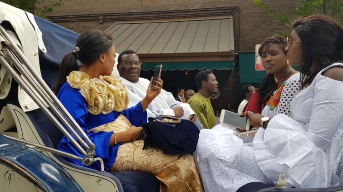 6 photos : Cheikh Bethio en parade avec ses 3 femmes à Chicago...