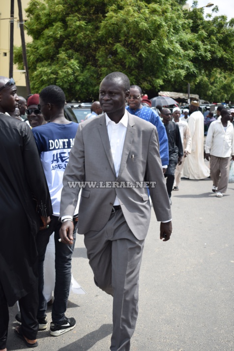 Vidéo et photos : l'émouvante levée du corps de M. Aliou Sow (CSE), à la mosquée Omarienne 