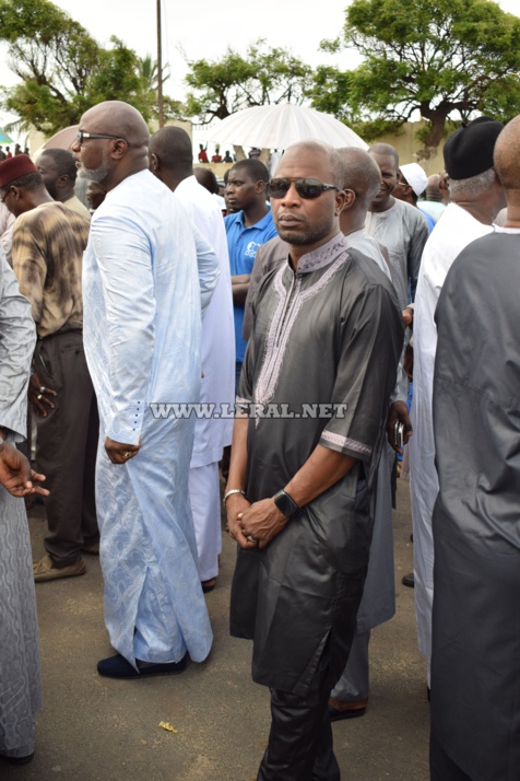 Vidéo et photos : l'émouvante levée du corps de M. Aliou Sow (CSE), à la mosquée Omarienne 