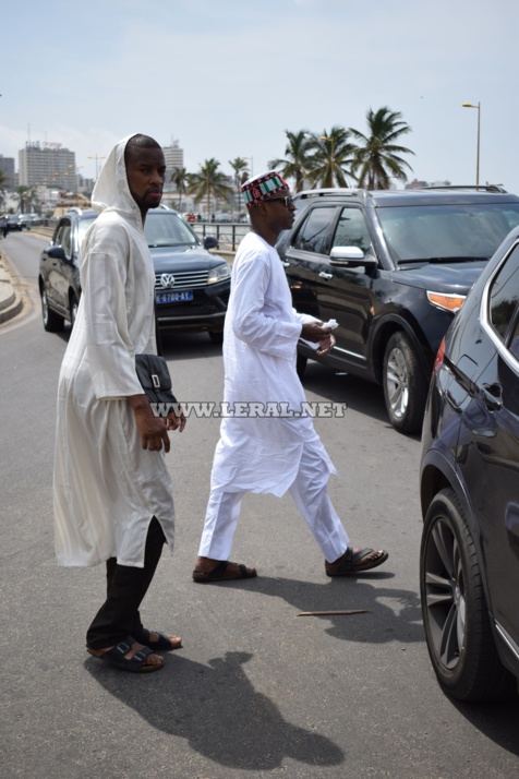 Vidéo et photos : l'émouvante levée du corps de M. Aliou Sow (CSE), à la mosquée Omarienne 