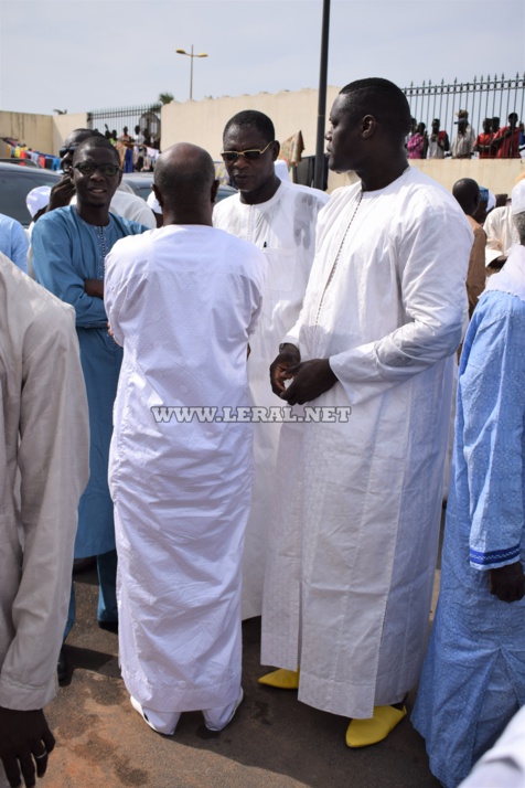 Vidéo et photos : l'émouvante levée du corps de M. Aliou Sow (CSE), à la mosquée Omarienne 