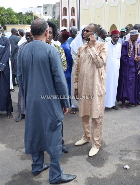 Vidéo et photos : l'émouvante levée du corps de M. Aliou Sow (CSE), à la mosquée Omarienne 