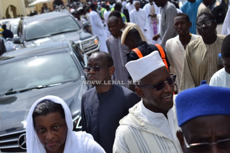 Vidéo et photos : l'émouvante levée du corps de M. Aliou Sow (CSE), à la mosquée Omarienne 