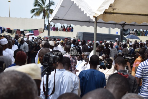 Vidéo et photos : l'émouvante levée du corps de M. Aliou Sow (CSE), à la mosquée Omarienne 