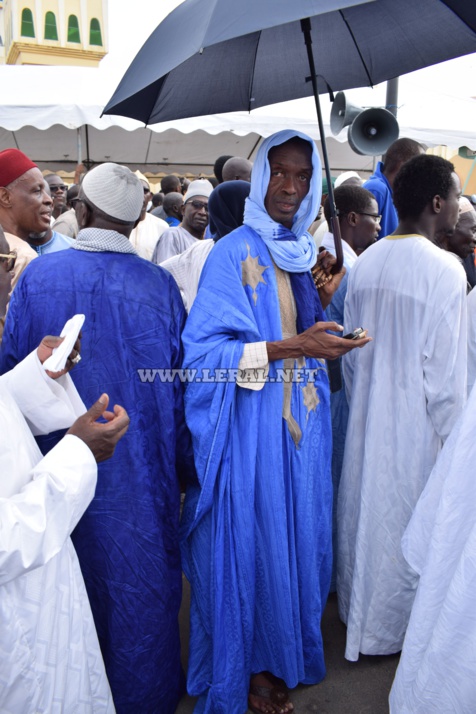 Vidéo et photos : l'émouvante levée du corps de M. Aliou Sow (CSE), à la mosquée Omarienne 