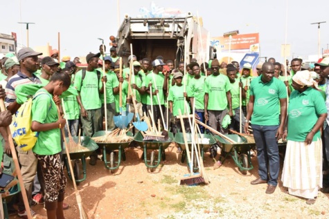 Images: Le ministre Abdoulaye Diouf sarr a lancé ce vendredi, l'opération spéciale de gestion des déchets solides sur toute la région de Dakar.