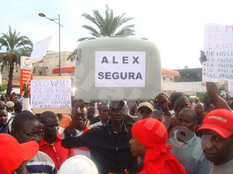 PHOTOS / PHOTOS - BENNO MARCHE POUR DENONCER LES DERIVES DU REGIME LIBERAL