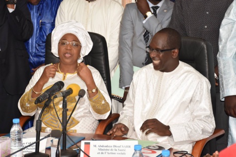 Images: La passation de service entre le ministre sortant Awa Marie Coll Seck et Abdoulaye Diouf Sarr, ministre entrant de la Santé 