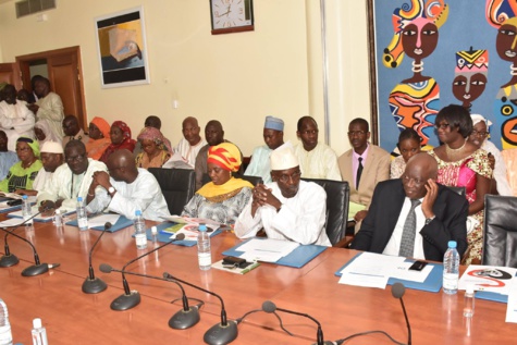 Images: La passation de service entre le ministre sortant Awa Marie Coll Seck et Abdoulaye Diouf Sarr, ministre entrant de la Santé 