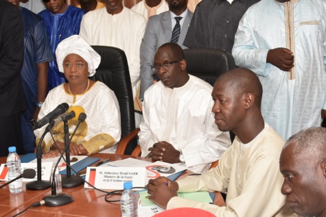 Images: La passation de service entre le ministre sortant Awa Marie Coll Seck et Abdoulaye Diouf Sarr, ministre entrant de la Santé 