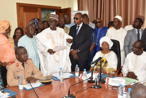 Images: La passation de service entre le ministre sortant Awa Marie Coll Seck et Abdoulaye Diouf Sarr, ministre entrant de la Santé 