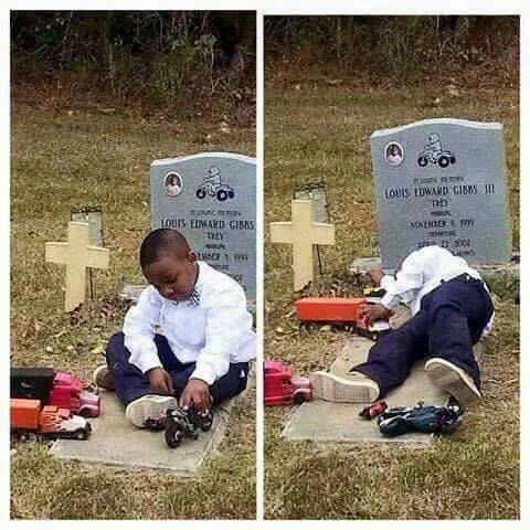 Arrêt sur image: Qui pour consoler cet enfant qui a perdu un frère mais aussi un compagnon de jeux ?