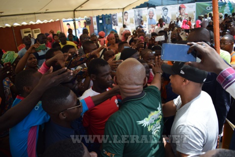 Photos: "Vie Absolue", Qnet expose ses produits sur le marché sénégalais de la vente en ligne