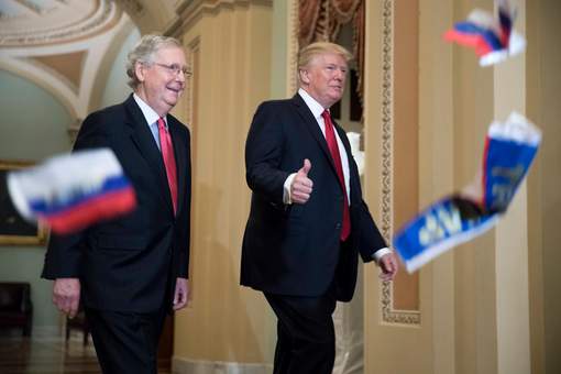 "Trump est une trahison!": Un militant jette des drapeaux russes au président