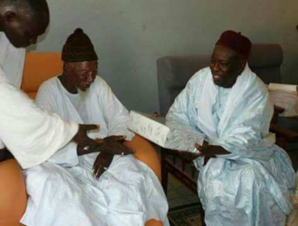 Serigne Mansour Sy Djamil rend hommage à Serigne Sidy Moctar Mbacké. Ina lilahi wa ina ilayhi raji’un.