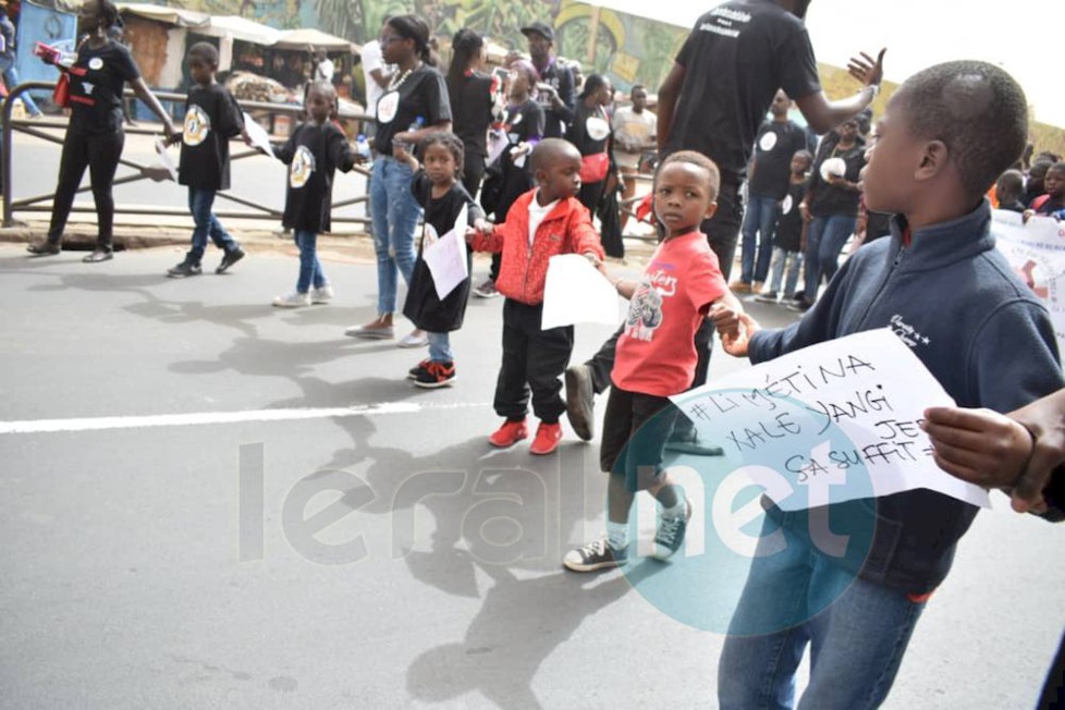 Les premières images de la marche contre les enlèvements d'enfants