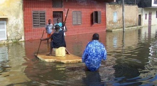 INONDATIONS DANS LA BANLIEUE : Quotidien d’une famille sinistrée