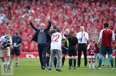 Magnifique hommage pour Arsène Wenger pour son dernier match à l'Emirates Stadium.