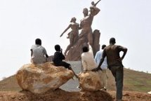 Ouakam : le monument éclairé, les foyers dans le noir