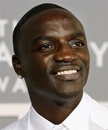 Akon construit une école primaire au Sénégal et annonce la création d'une université et d'hôpitaux sur financement personnel