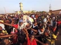 L'armée ivoirienne a fermé jeudi soir toutes les frontières de la Côte d'Ivoire, après l'annonce de la victoire d'Alassane Ouattara à la présidentielle, résultat contesté par le Conseil constitutionnel qui l'a jugé sans valeur juridique.