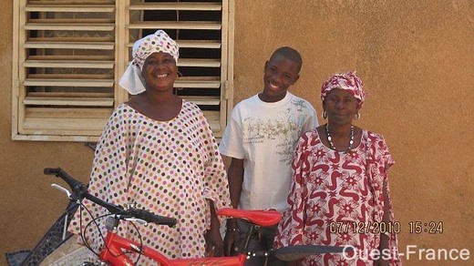 Rentré au Sénégal, Saer (ici au côté de sa mère et de sa grand-mère), le passionné de foot, s'est mis au vélo. Sa famille d'accueil parisienne lui a offert un VTT.