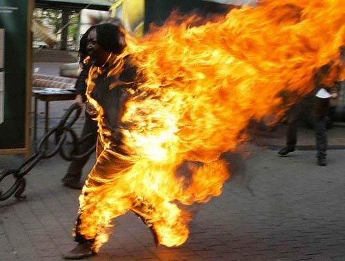 [ Video ] Palais Présidentiel : Un ex-militaire tente de s'immoler par le feu à Dakar 