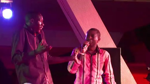 [Vidéo - Photos ] [ Video ] : Youssou Ndour Arrose De Billets De Banque L'inventeur De La Danse Youza