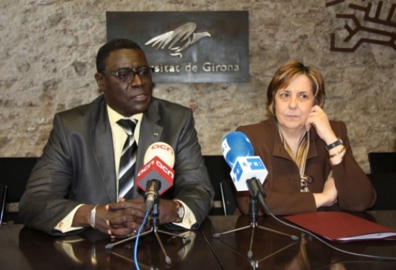 Saliou Ndiave, recteur de l'Université Cheikh Anda Diop de Dakar, et Ana Maria Geli, recteur de l'Université de Girona. Girona, samedi 12 mars 2011 © ACN