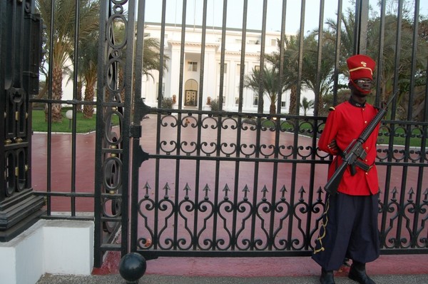 ENCORE UNE TENTATIVE DE SUICIDE SPECTACULAIRE : Un taximan cogne la porte centrale des grilles du Palais de Wade