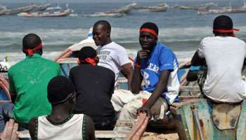 Jeunes pêcheurs sénégalais arborant un bandeau rouge pour exprimer leur mécontentement.