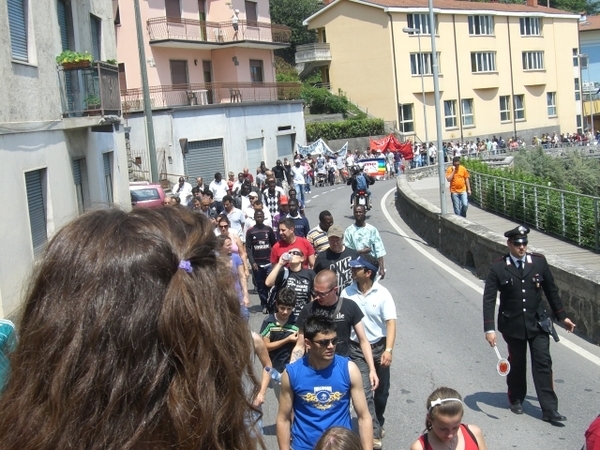 ITALIE - VAL CAMONICA : LES IMMIGRES ET LES  CERTAINES ASSOCIATIONS ONT BATTU LE MACADAM POUR DIRE BASTA AU RACISME