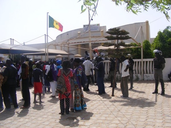 SANGALKAM : Oumar Guèye résiste et se fait virer de ses bureaux    (Photos-Vidéo)