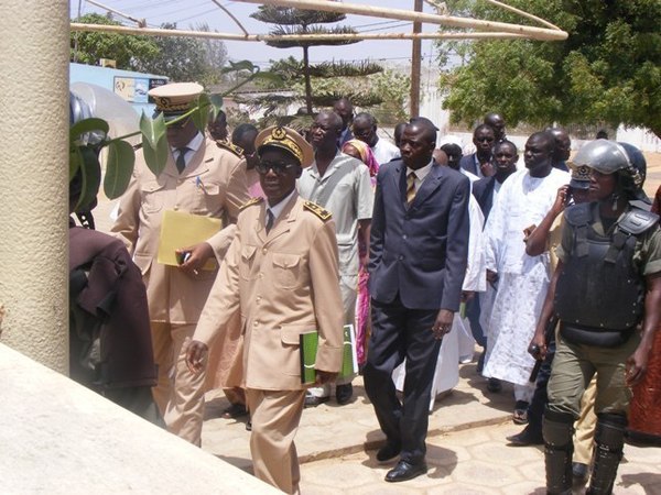 SANGALKAM : Oumar Guèye résiste et se fait virer de ses bureaux    (Photos-Vidéo)