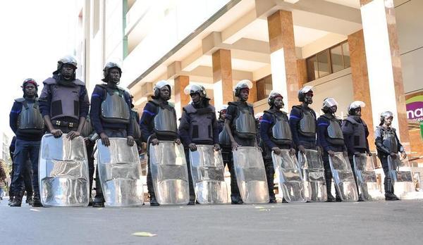 Marche interdite des militaires invalides: Un gendarme menace les manifestants en dégainant une arme (Vidéo)