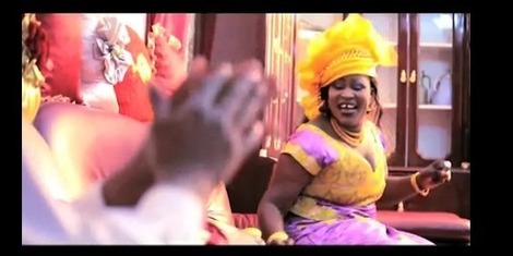 VIDEO-Photos : Les images du dernier clip de Ngoné Ndiaye Gueeul, elle chante Youssou Ndour dans un leumbel d'enfer