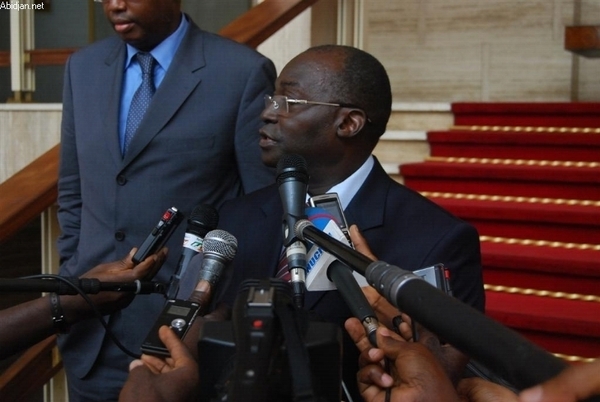 © Abidjan.net par Nathan Koné  Audiences du chef de l`Etat: Alassane Ouattara a reçu le nouveau Gouverneur de la Banque centrale, Tiémoko Meyliet Koné Mardi 7 juin 2011. Abidjan. Palais présidentiel du Plateau. Le Président de la République, SEM A