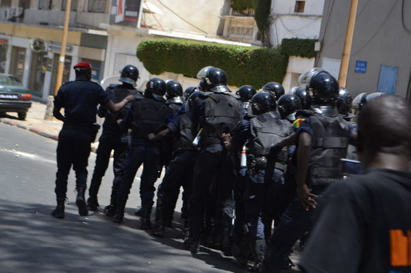 Des jeunes de l’opposition assiègent l’état major des armées, série de manifs, Alioune Tine n’a pas été arrêté