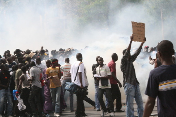 Photo : Dakar en feu, la fumée des lacrymogènes