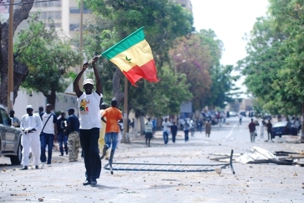 Dakar en feu cette nuit, Youssou Ndour reçu par Wade  (Photos)