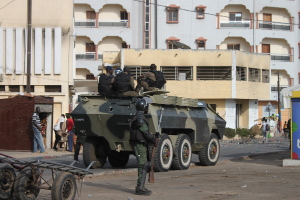 Photos : L'armée est dans la rue à Dakar