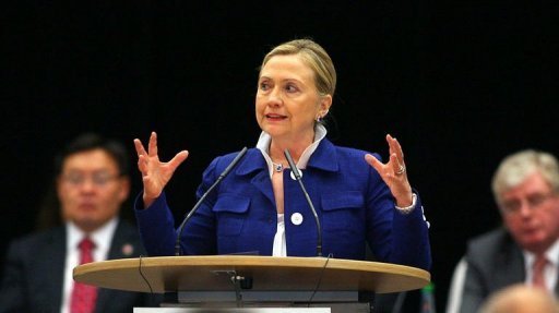 Kadhafi doit quitter le pouvoir plutôt que "menacer", selon Hillary Clinton