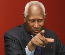 Une plainte contre Abdou Diouf pour trahison et manque de considération envers le peuple sénégalais