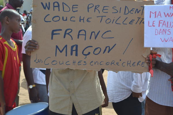 Des milliers de Sénégalais protestent contre la troisième candidature du président Wade