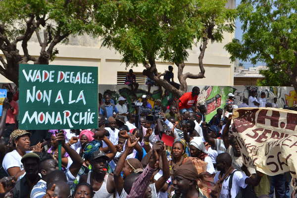 Des milliers de manifestants s'opposent au président Wade