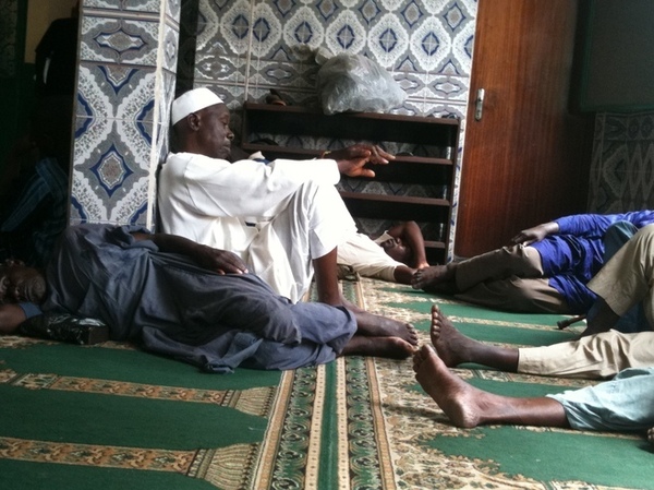 PHOTOS - RAMADAN AU CENTRE VILLE: LES MOSQUÉES TRANSFORMÉES EN DORTOIR APRÈS LA PRIÈRE DE « TISBAR »