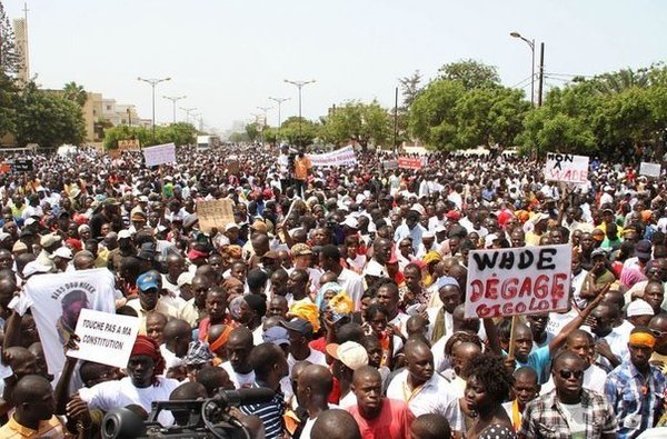 L’actualité politique sénégalaise : Entre naufrage et bouée de sauvetage