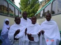 Dans les rues de Dakar, des pèlerins simulent les sept tours de la Kabba